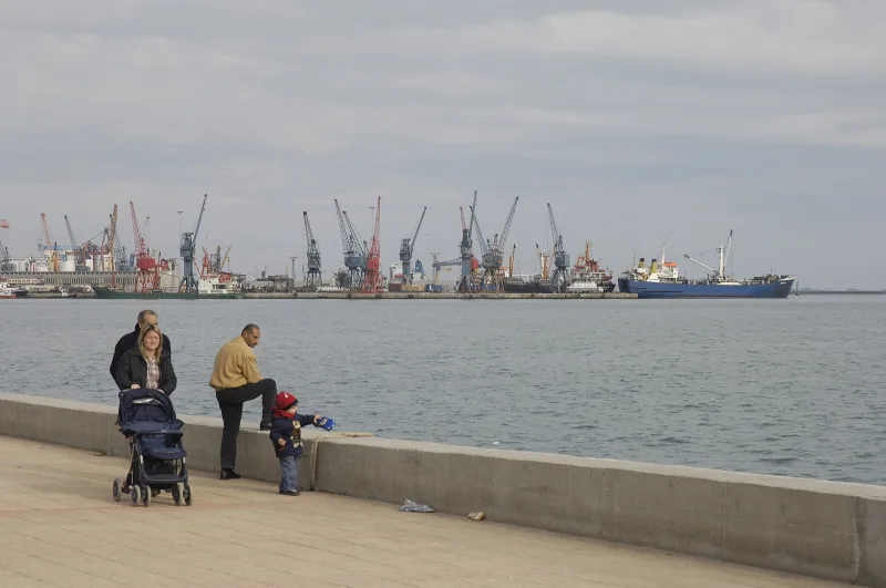 Park Atatürka (Mersin) — promenada z pomnikiem nad brzegiem morza