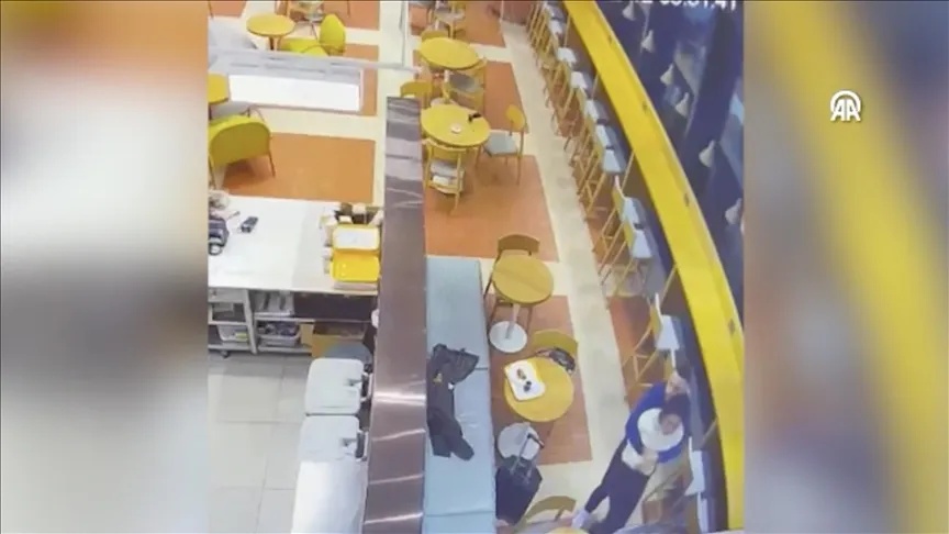 Ženu, které na letišti v Istanbulu uvízlo jídlo v krku, zachránili Heimlichovým manévrem