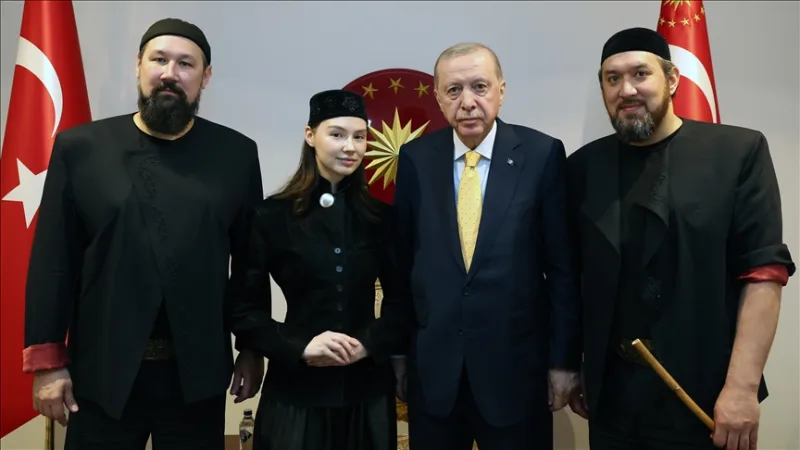 Le président Erdoğan a reçu le groupe musical « Ay Yola »