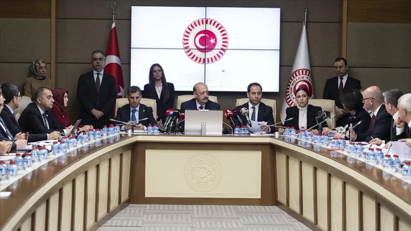 Le projet de loi, qui porte notamment sur les réseaux sociaux et le congé de maternité, a été adopté en commission