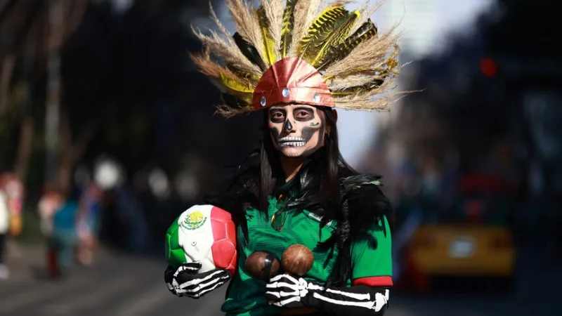 Ожидается, что этот грандиозный футбольный праздник принесет экономике миллиарды долларов