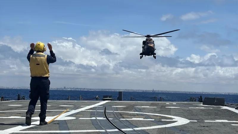 Entrenamiento de despegue y aterrizaje en buques frente a las costas de Somalia con helicópteros turcos