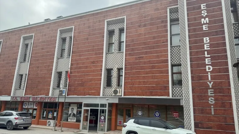 Starosta mesta Eşme Tozan a dvaja zamestnanci samosprávy boli zatknutí v rámci vyšetrovania podozrenia z úplatkářství